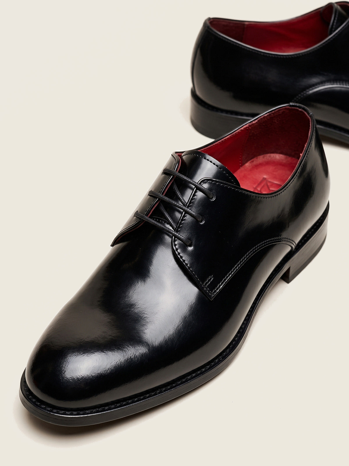 High Shine Derby, Black, close up on the toe and the upper