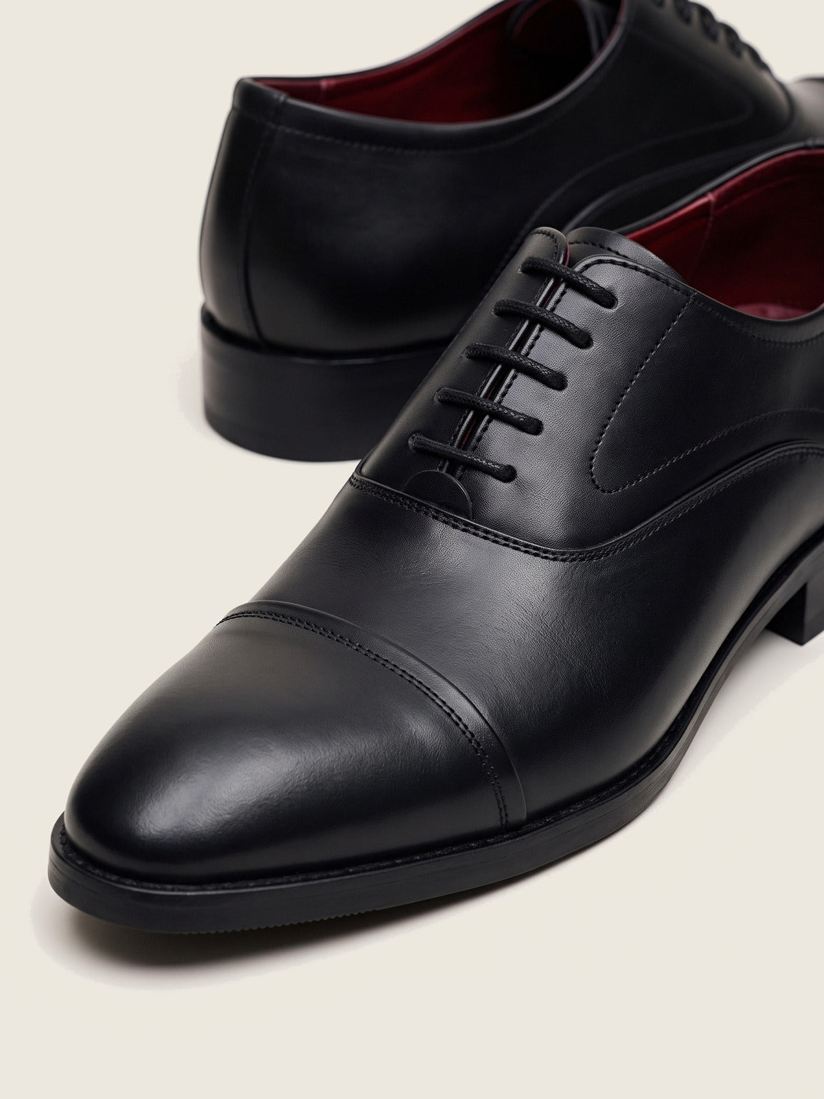 Oxford, Black, close up on the toe and the upper