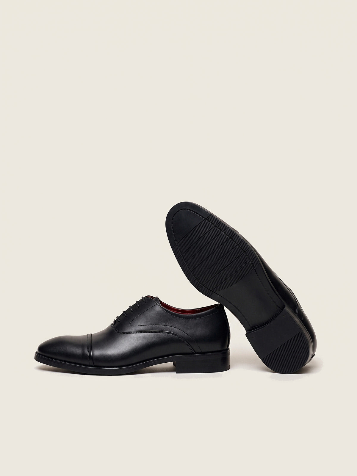 Oxford, Black, the pair, one shoe showing the sole