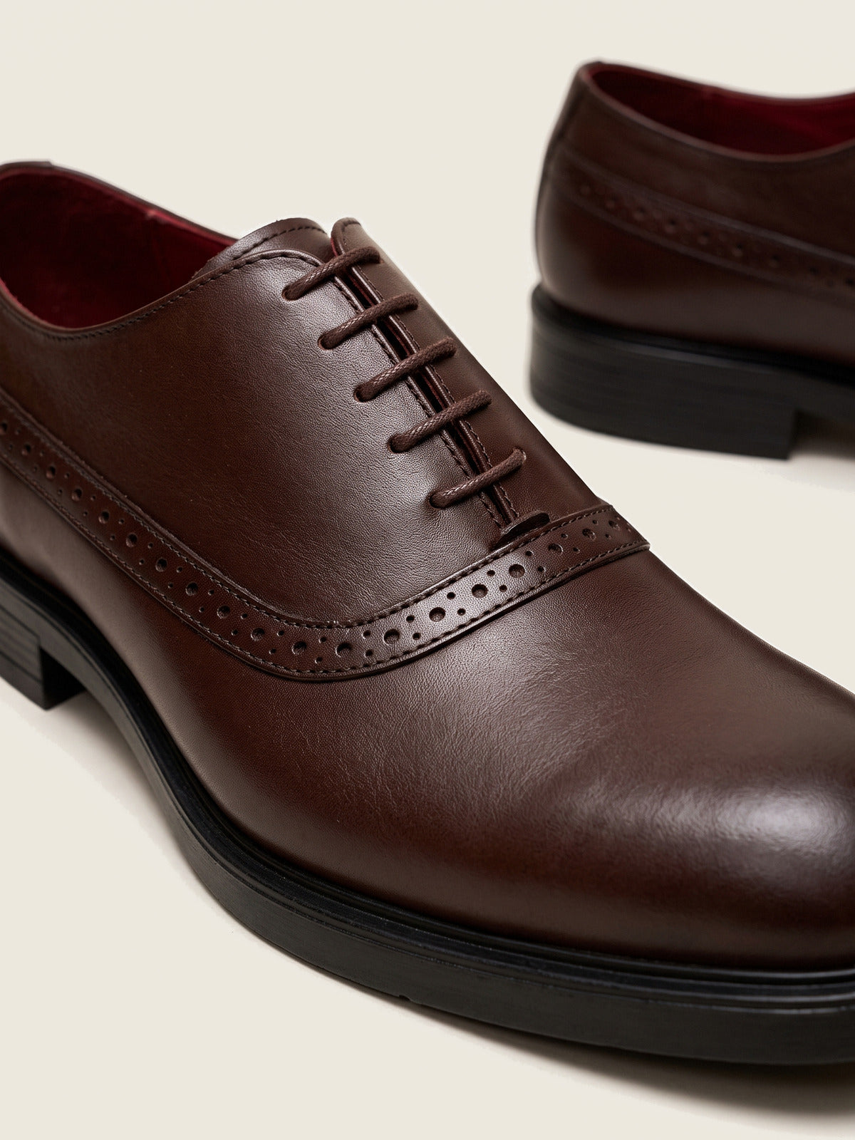 Semi Brogue Oxford, Dark Brown, close up on the toe and the upper