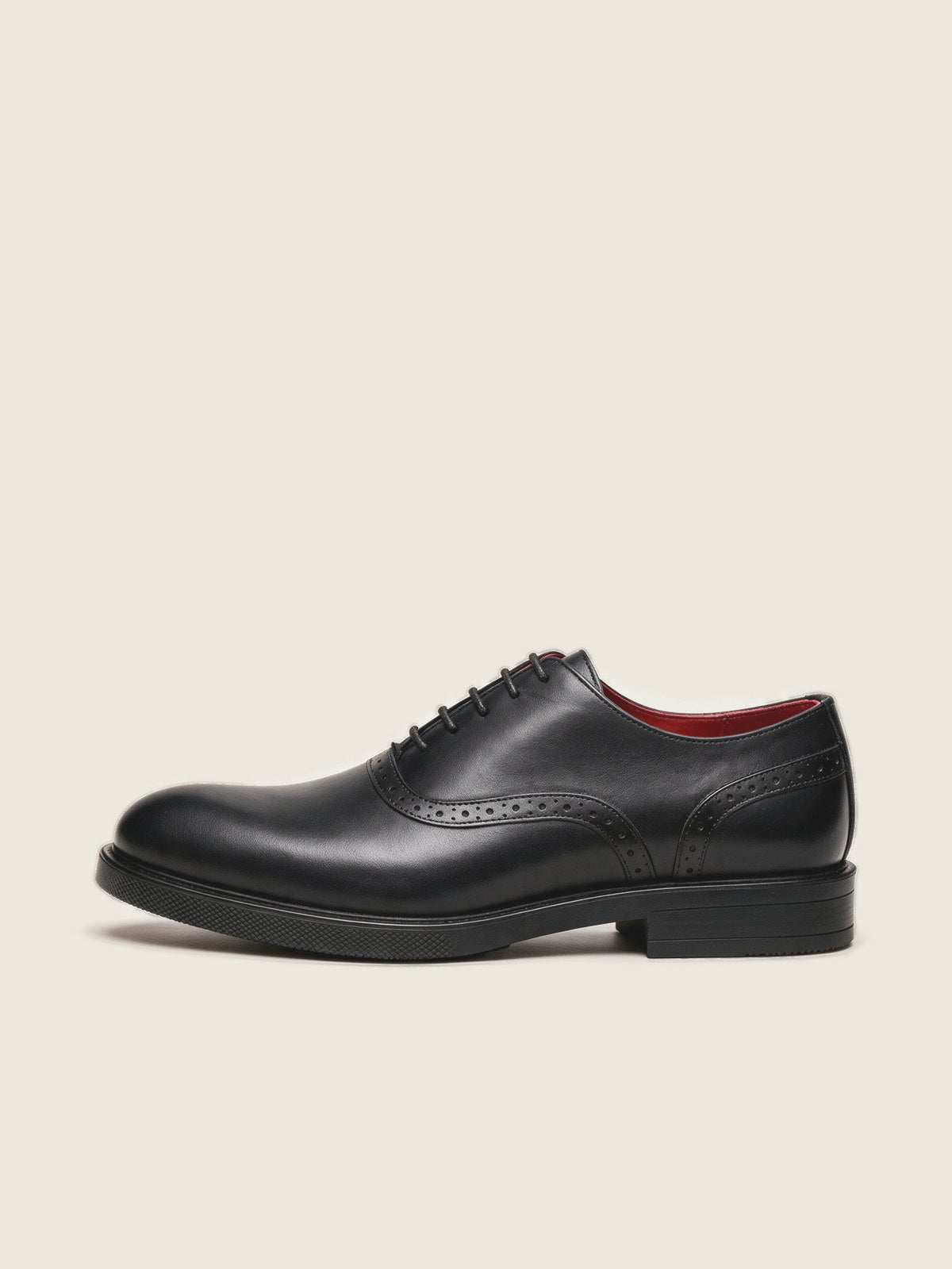 Wholecut Oxford, Black, front view on a plain background