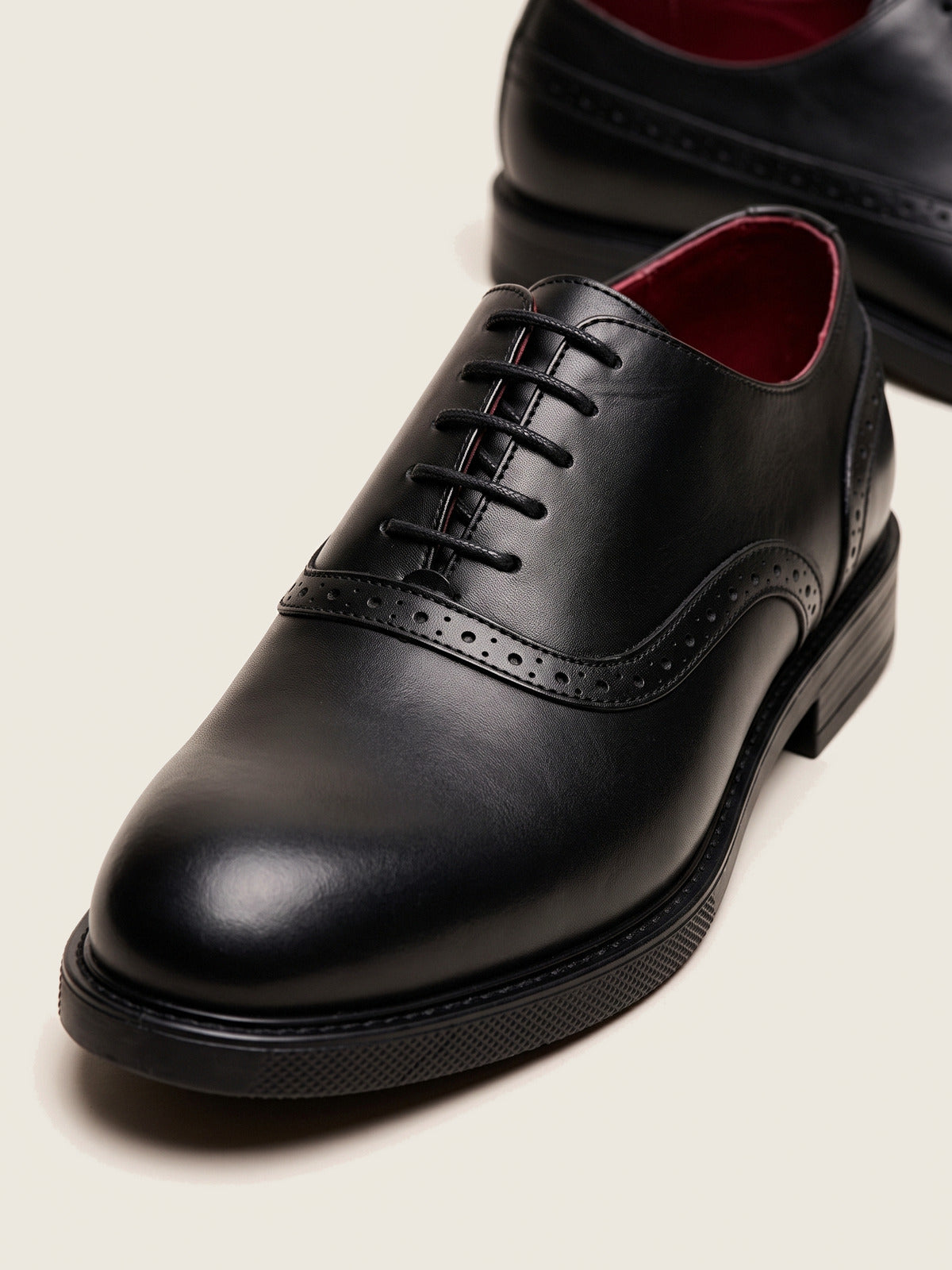 Wholecut Oxford, Black, close up on the toe and the upper