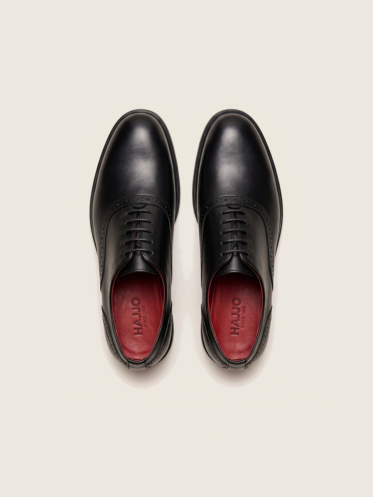Wholecut Oxford, Black, the pair from above, showing the red insole